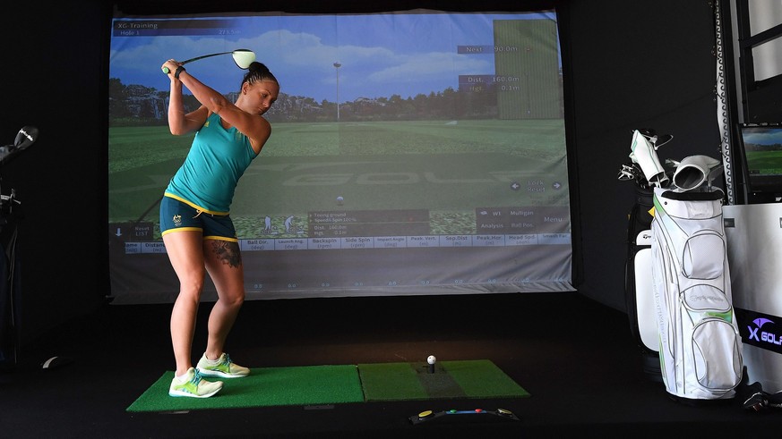 epa05451522 Australian women&#039;s boxer Shelley Watts plays indoor golf in a recreation room prior to training at &#039;The Edge&#039; in Rio de Janeiro, Brazil, 01 August 2016. The Rio 2016 Olympic ...