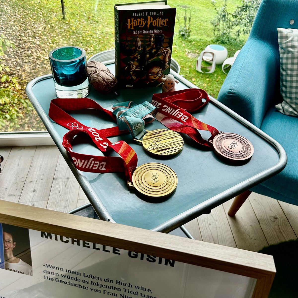 Die Mitbringsel von Michelle Gisin: Olympiamedaillen, Häkelmaterial und ein Harry-Potter-Buch.