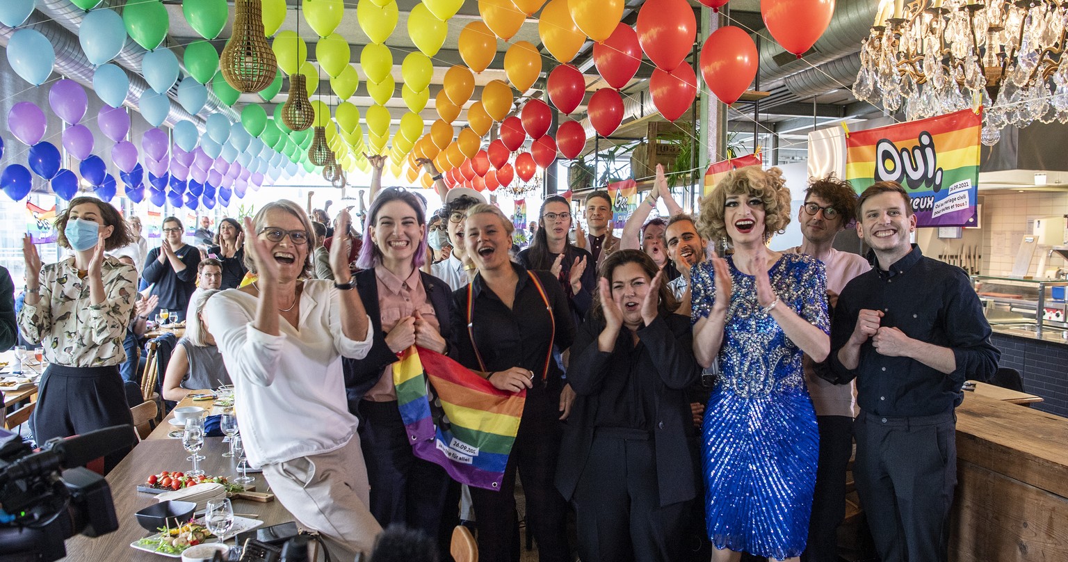 Personen vom Pro Komitee feiern am Sonntag, 26. September 2021 in Bern. Das eidgenoessische Stimmvolk hatte am Sonntag ueber zwei Vorlagen zu bestimmen, die Volksinitiative &quot;Loehne entlasten, Kap ...