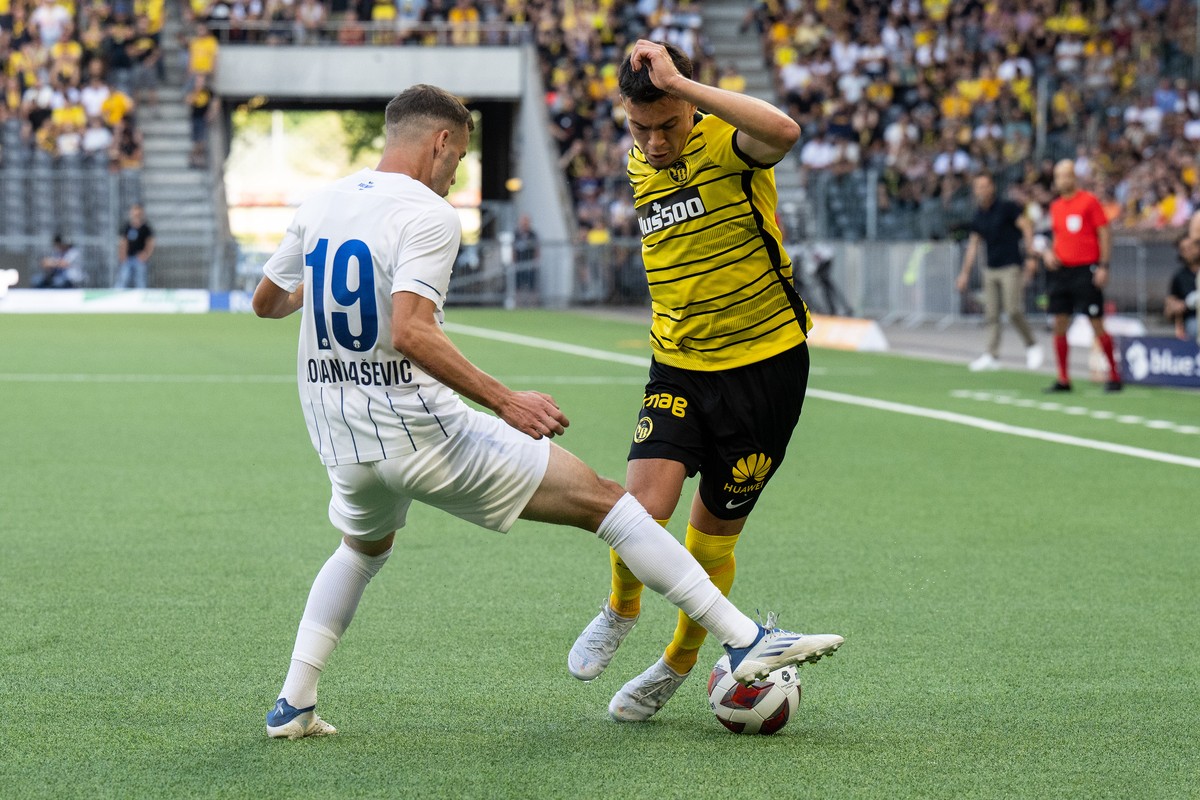 YBs Fabian Rieder, rechts, im Duell mit Zuerichs Nikola Boranijasevic im Fussball Meisterschaftsspiel der Super League zwischen den Berner Young Boys und dem FC Zuerich, am Samstag, 16. Juli 2022, im  ...