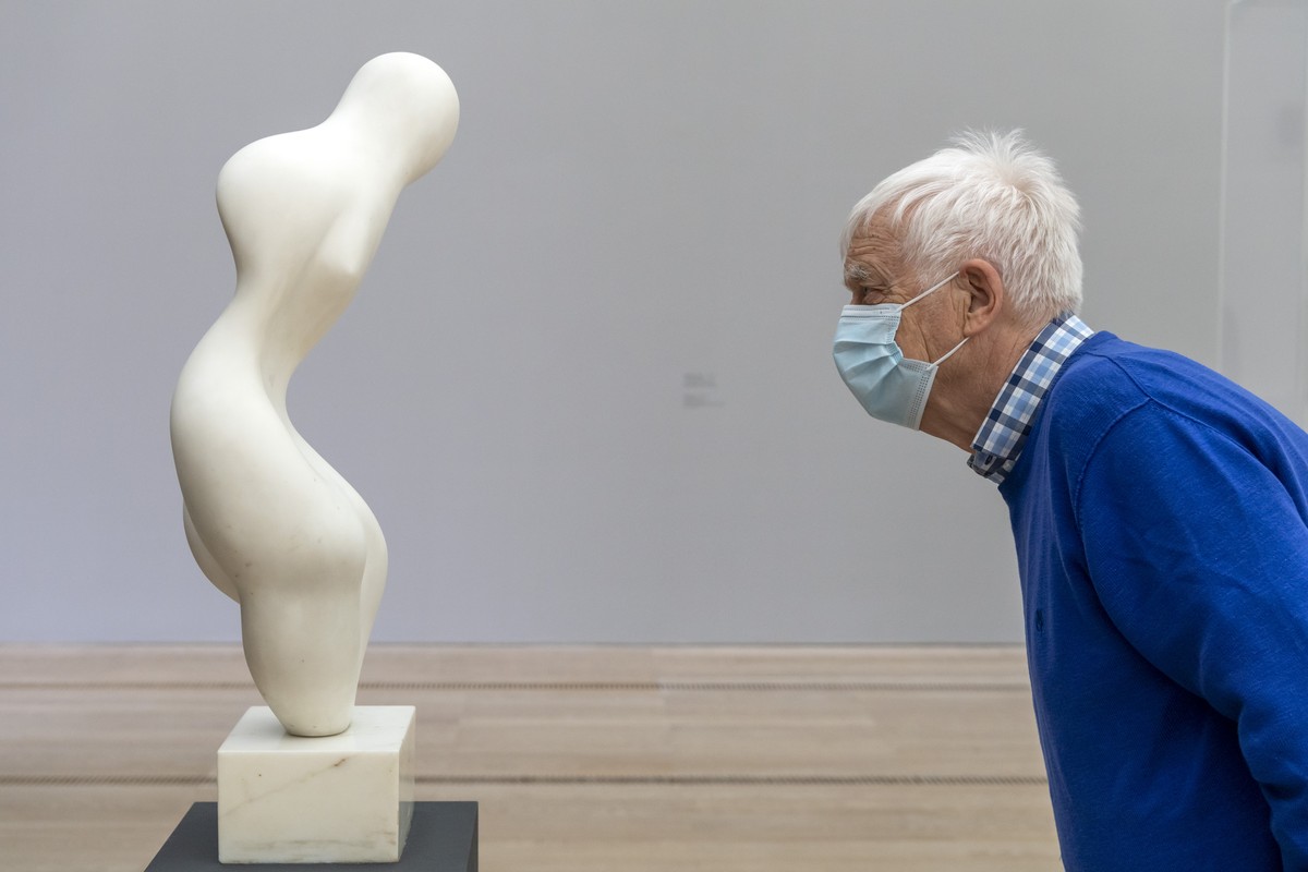 Ein Besucher schaut sich das Kunstwerk Blumen-Akt (1957) des Kuenstlers Hans Arp an, in der Ausstellung RODIN/ARP in der Fondation Beyeler in Riehen, am Montag, 1. Maerz 2021. Ab heute lockern die Sch ...