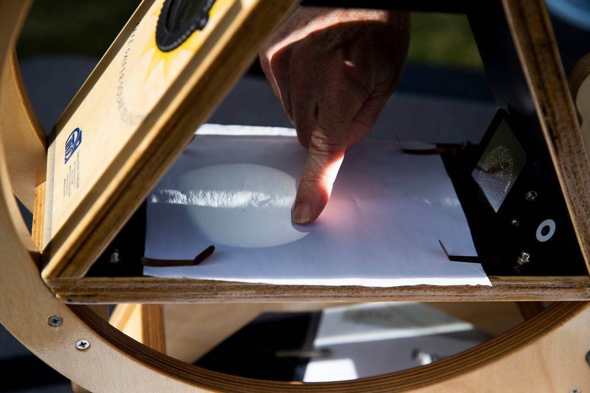 Syndication: The Commercial Appeal Jim Silda, with the National Oceanic and Atmospheric Administration, points to a sun spot that can be seen on the surface of the sun through a sun spotter on Arlingt ...