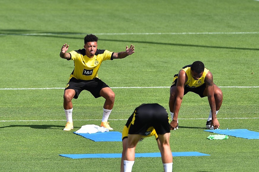 Fu�ball 1. Bundesliga Training Borussia Dortmund am 19.08.2020 auf dem Trainingsgel�nde in Dortmund-Brackel Jadon Sancho Dortmund , links - Manuel Akanji Dortmund , rechts DFL regulations prohibit any ...