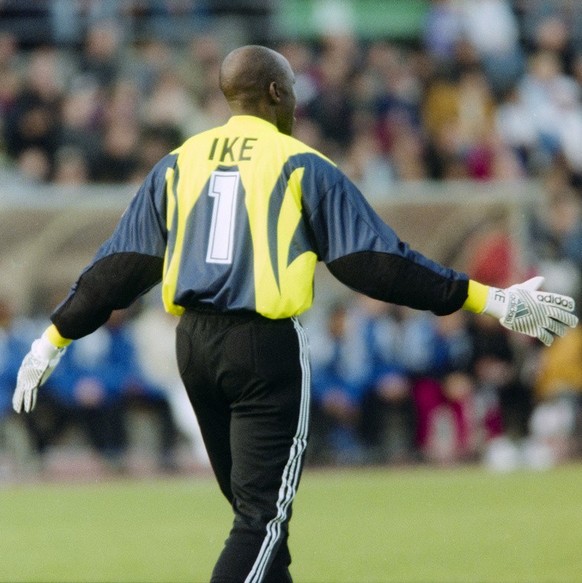 Der FCZ Goalie Ike Shorunmu in Aktion waehrend des Derbies GCZ- FCZ am 8. November 1998 im Zuercher Letzigrund. (KEYSTONE/Str)