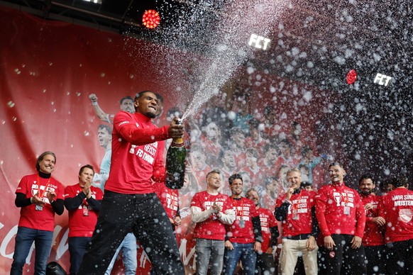 Brighton Labeau (FCT) verspritzt Champagner bei der offiziellen Meisterfeier nach einem Umzug vom Visana Stadion in das Stadtzentrum, am Freitag, 15. Mai 2026 in Thun. (KEYSTONE/Peter Klaunzer)