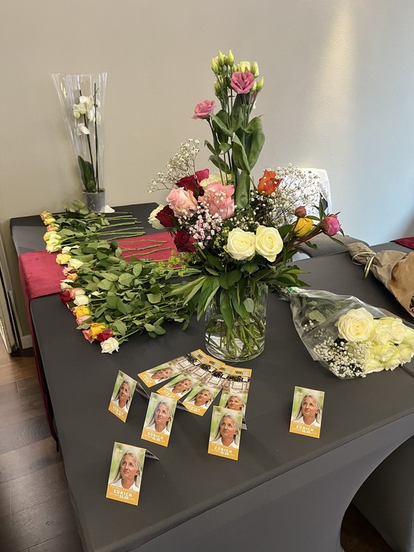 Besucherinnen brachten Blumen zur Veranstaltung mit Braco mit.