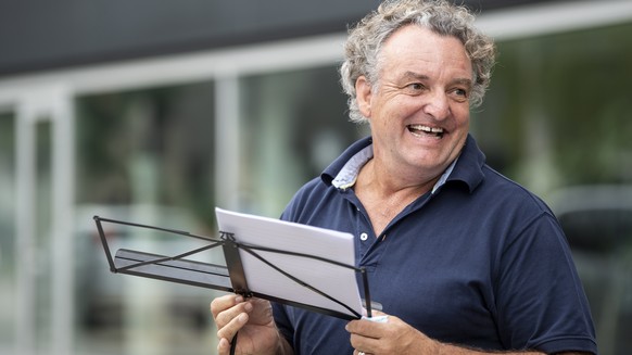 epa08681260 Swiss Actor Marco Rima addresses a protest against the Swiss government&#039;s measures to slow down the spread of the coronavirus disease (COVID-19), at the Turbinenplatz in Zurich, Switz ...