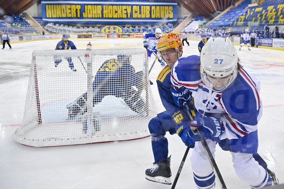 Davos� Enzo Corvi, links, gegen Zuerichs Roman Wick, beim Eishockey-Qualifikationsspiel der National Leaguezum 100-jaehrigen Jubilaeum des HCD zwischen dem HC Davos und den ZSC Lions, am Donnerstag, 1 ...