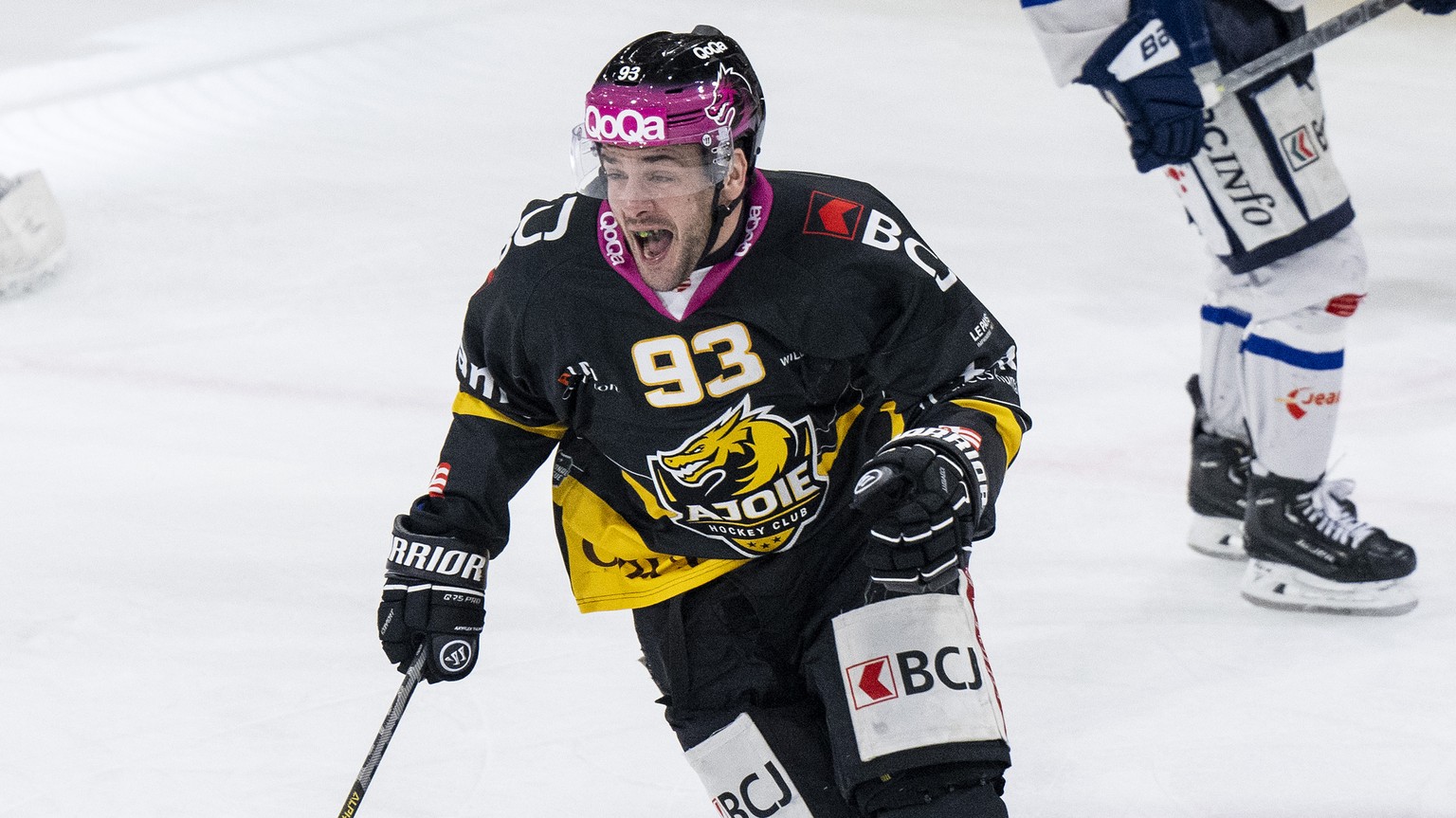 Ajoies Jordane Hauert, links, feiert seinen Treffer zum 3-2 im dritten Spiel der Eishockey Ligaqualifikation der National League zwischen dem HC Ajoie und dem HC La Chaux-de-Fonds in der Raiffeisen Ar ...