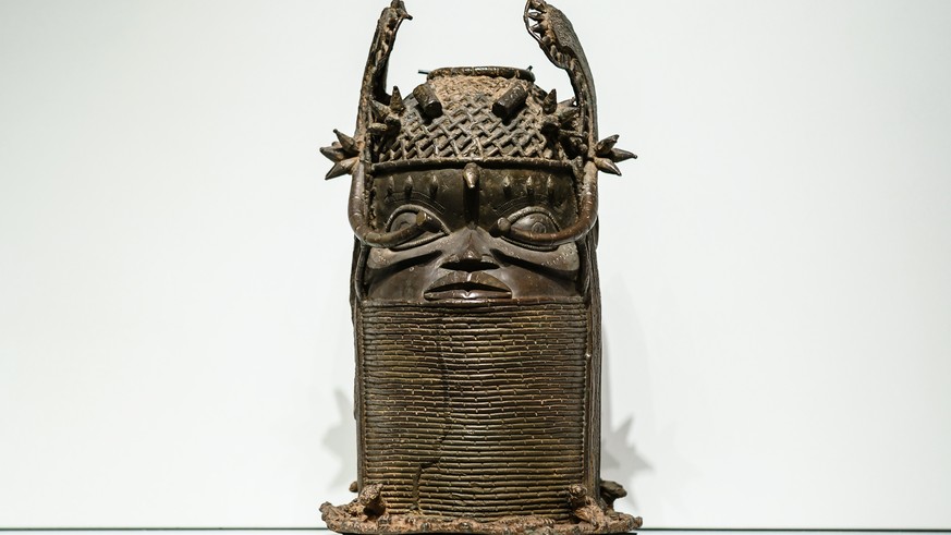 epa10185230 One of the so-called &#039;Benin Bronzes&#039; is displayed at the Humboldt Forum museum in Berlin, Germany, 15 September 2022. Several new exhibitions and objects, among them the &#039;Be ...