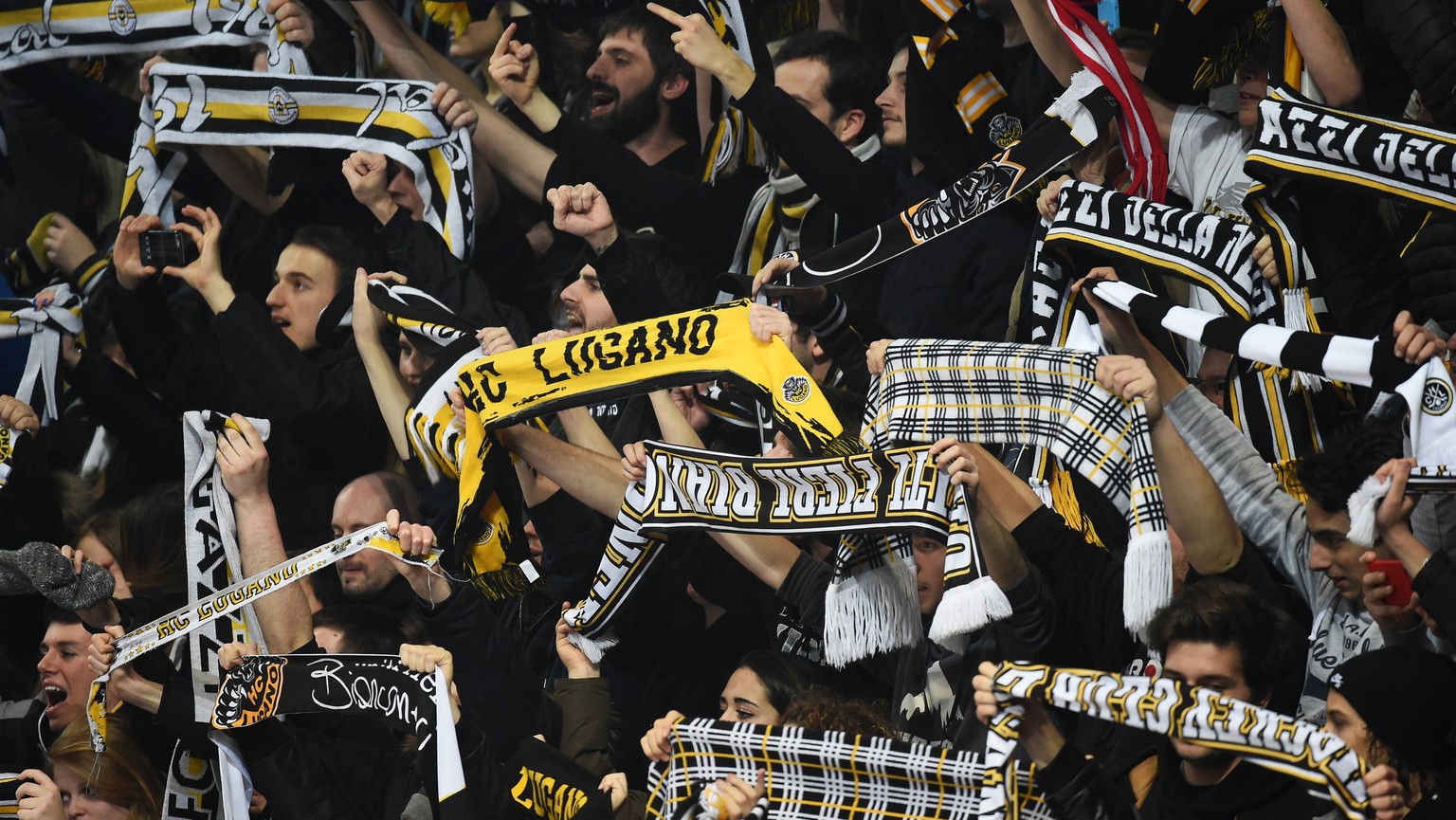 Die Tifosi des HC Lugano feiern den Sieg im Derby.