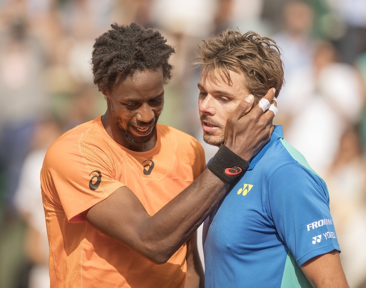 Tennis: French Open, Jun 5, 2017 Paris, France Gael Monfils FRA, left, and Stanislas Wawrinka SUI at the net after their match on day nine of the 2017 French Open tennis tournament at Stade Roland Gar ...
