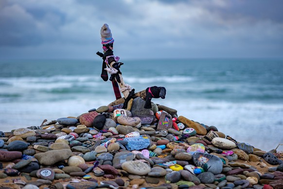 A creative rock arrangement of Dobbys Grave from the Harry Potter movie franchise at Freshwater West Beach in Pembrokeshire, Wales *** einer kreativ Fels Vorkehrung des Dobbys Grab von der bedr