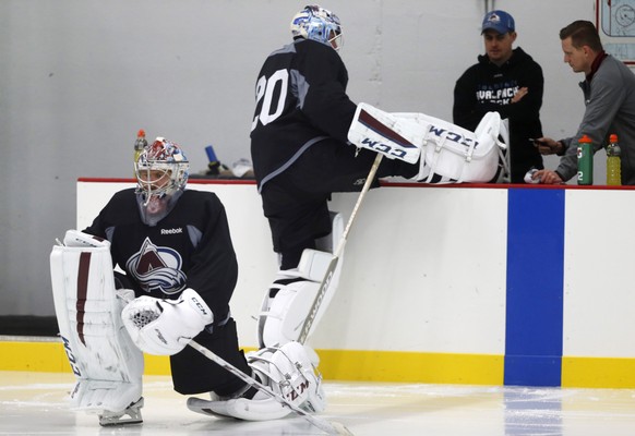 In der vergangenen Saison ein gewohntes Bild: Reto Berra nimmt auf der Ersatzbank Platz.