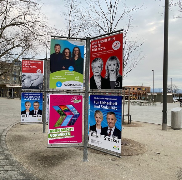 Auf dem Sechseläutenplatz lächeln die Kandidatinnen und Kandidaten auch um die Wette.