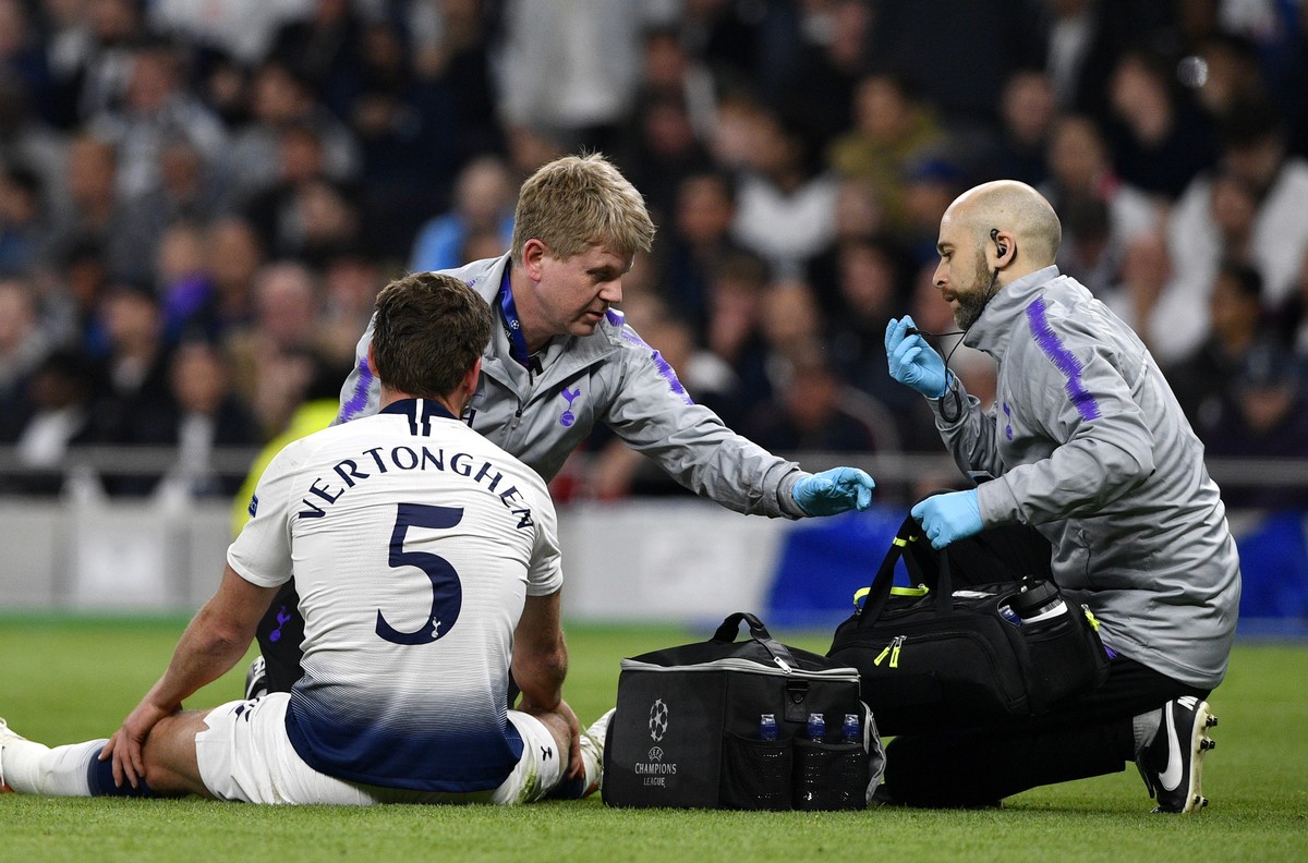 epa07538844 Jan Vertonghen of Tottenham Hotspur receives treatmean during the UEFA Champions League semi final 1st leg match between Tottenham Hotspur and Ajax Amsterdam, London, 30 April 2019. EPA/NE ...