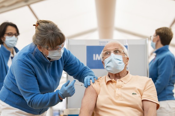 Walter Andreas Mueller, Schauspieler, wird gegen das Covid-19 Coronavirus geimpft, im Referenz-Impfzentrum EBPI am Hirschengraben in Zuerich vor, aufgenommen am Montag, 4. Januar 2021. (KEYSTONE/Ennio ...