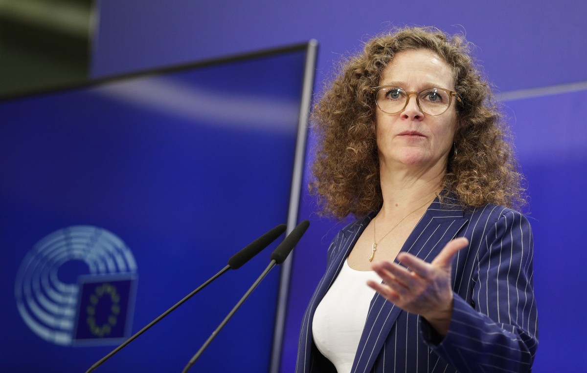 epa10293443 Dutch member of the European Parliament and President of Pegasus committee Sophie in 't Veld presents draft findings of an EP spyware inquiry in Brussels, Belgium, 08 November 2022. E ...