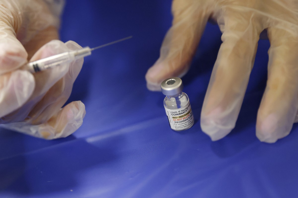 epa10902875 Healthcare worker Rena Charchian prepares a syringe with a dose of the Pfizer-BioNTech Comirnaty Omicron XBB 1.5 Covid-19 vaccine during a free walk-in clinic hosted by L.A. Care and Blue  ...