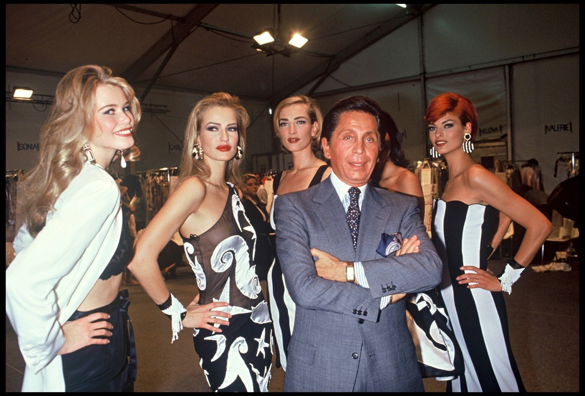 Info - Claudia Schiffer f�te ses 50 ans le 25 ao�t - ARCHIVES - VALENTINO - CLAUDIA SCHIFFER - KAREN MULDER ET LINDA EVANGELISTA - BACKSTAGE - DEFILE DE MODE VALENTINO COLLECTION PRET A PORTER PRINTEM ...