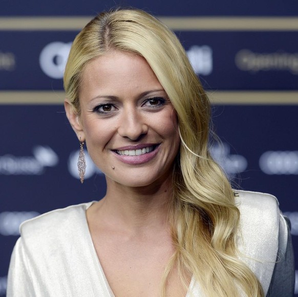 Moderatorin und Ex-Schoenheitskoenigin Christa Rigozzi posiert auf dem gruenen Teppich am Eroeffnungs-Abend des 11 Zurich Film Festivals in Zuerich am Donnerstag, 24. September 2015. (KEYSTONE/Walter ...