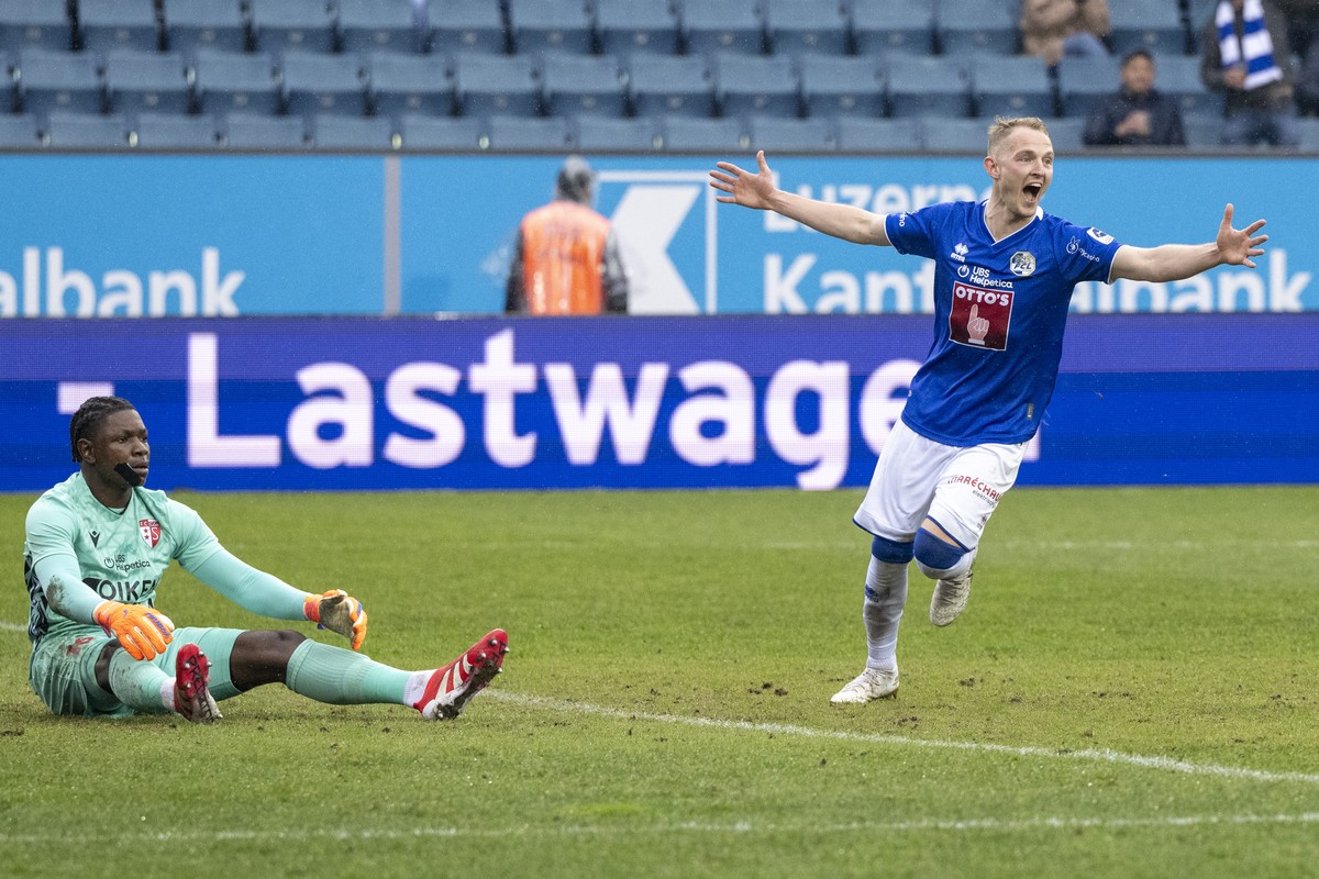 Andrejs Ciganiks, rechts, feiert das Tor zum 2:0 vor Torhueter Timothy Fayulu, links, von Sion beim Super League Meisterschaftsspiel zwischen dem FC Luzern und dem FC Sion vom Sonntag, 23. Februar 202 ...