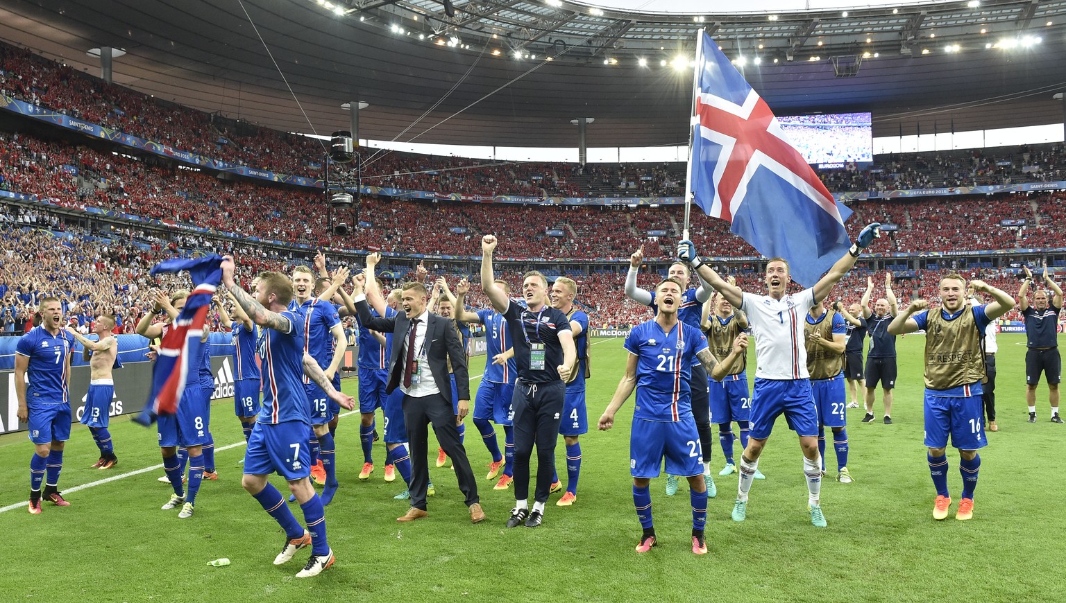 Island feiert den sensationellen Achtelfinal-Einzug standesgemäss.