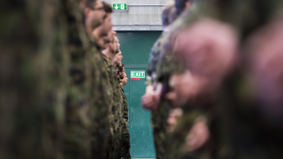 THEMENBILD - ARMEE SAGT WEGEN CORONAVIRUS WIEDERHOLUNGSKURSE WK AB --- Armeeangehoerige vor einem EXIT Signet waehrend dem Festakt bei der Entlassungsinspektion in der Kaserne Reppischtal in Birmensdo ...