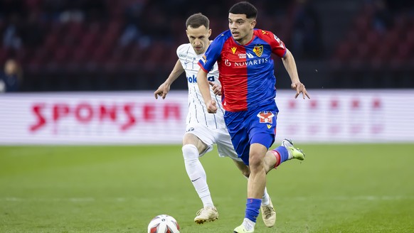 FC Zuerichs Nikola Boranijasev, links, spielt um den Ball mit FC Basels Zeki Amdouni im Fussball Meisterschaftsspiel der Super League zwischen dem FC Zuerich und dem FC Basel, am Samstag, 8. April, 20 ...