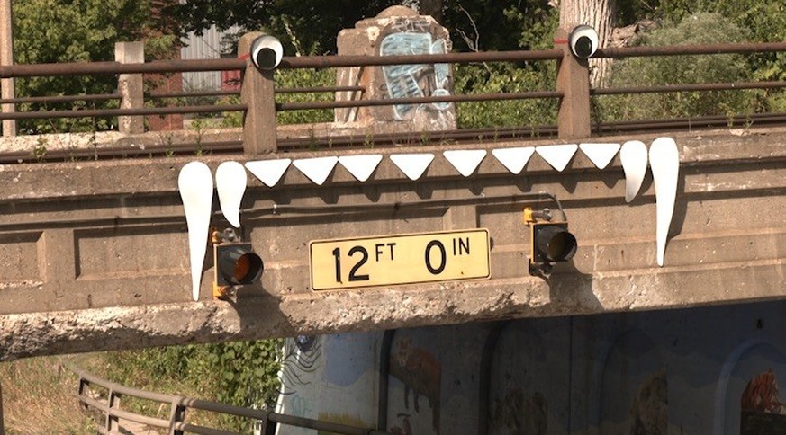 Penny the Truck Eating Bridge – die Lastwagen fressende Brücke von Lansing, Michigan. 
https://www.wlns.com/news/lansing-non-profit-celebrates-big-penny-with-free-party-in-old-town/