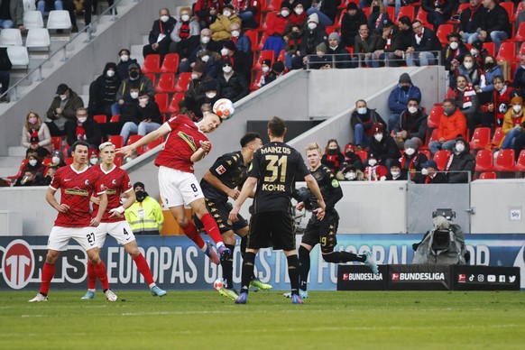 Freiburg&#039;s Maximilian Eggestein heads for the ball during the German Bundesliga soccer match between SC Freiburg and FSV Mainz 05 in Freiburg, Germany, Saturday, Feb. 12, 2022. (Philipp von Ditfu ...