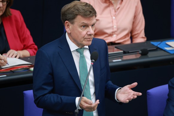 epa12154870 German Foreign Minister Johann Wadephul gestures during a session of the German parliament &#039;Bundestag&#039; in Berlin, Germany, 04 June 2025. German Economic Cooperation and Developme ...