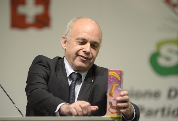 Bundespraesident Ueli Maurer beim Zuenden einer Tischbombe anlaesslich der Delegiertenversammlung der Schweizerischen Volkspartei (SVP) am Samstag, 23. November 2013, in Reiden im Kanton Luzern. (KEYS ...