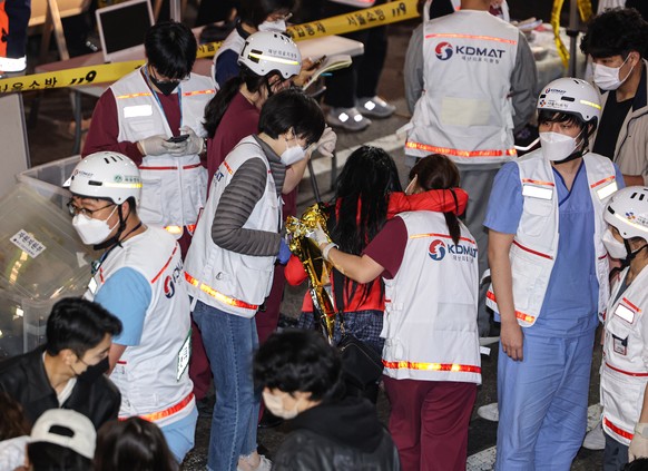 epa10273767 Medical workers attend to victims following a deadly stampede the previous day during Halloween celebrations, in Seoul&#039;s Itaewon district, in Seoul, South Korea, 30 October 2022. EPA/ ...