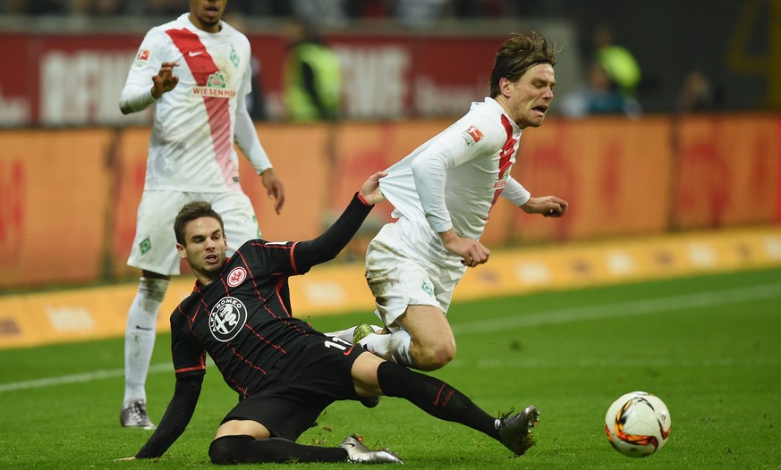 Bereits das Hinspiel zwischen Frankfurt (Mijat Gacinovic, grätschend)&nbsp;und Bremen (Clemens Fritz, fallend)&nbsp;war umkämpft. Die Eintracht gewann im Dezember mit 2:1.