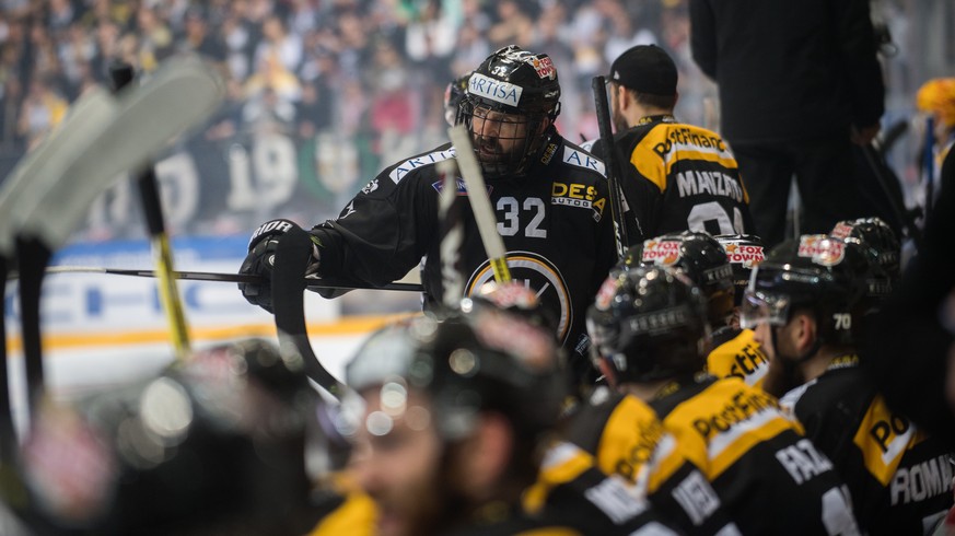 Lugano’s player Sebastien Reuille, centre, during the first match of the playoff final of the National League between HC Lugano and ZSC lions, at the ice stadium Resega in Lugano, on Thursday, April 1 ...