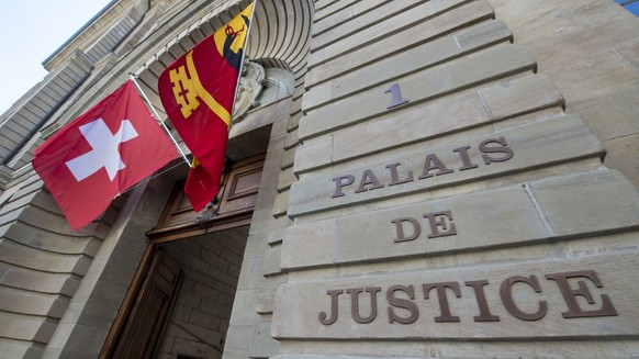 Vue de la porte d&#039;entree du Palais de Justice avec ces deux drapeaux le Suisse et le genevois, photographie, ce jeudi 2 juillet 2020 a Geneve. Le Palais de Justice ou se trouvent le Tribunal de p ...