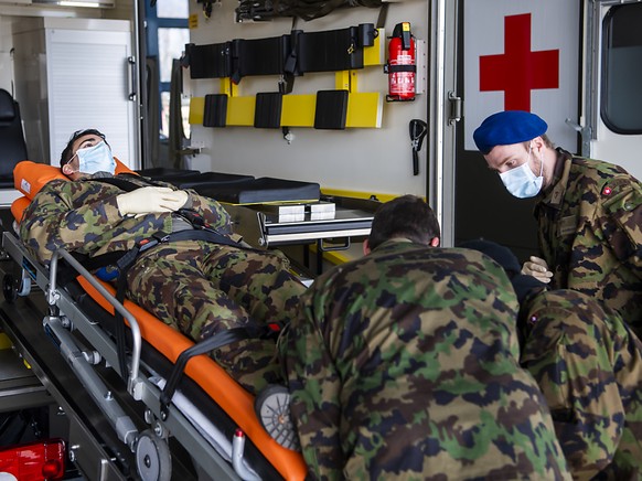 Der Einsatz für Armeeangehörige in der Corona-Krise - im Bild beim Üben für einen Patiententransport - ist vom Parlament nachträglich bewilligt worden.