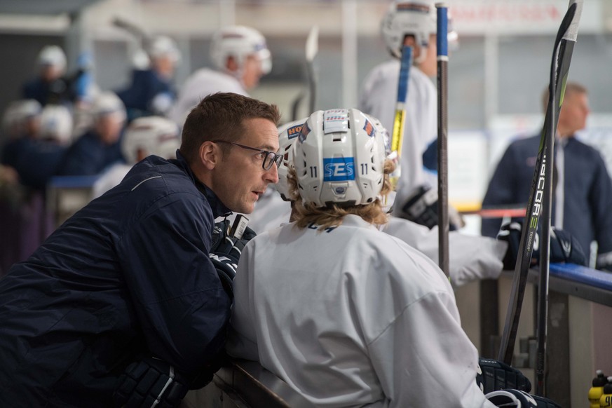 HC Ambri Piotta-Trainer Luca Cereda gibt Anweisungen, waehrend dem ersten Eistraining fuer die Saison 18/19, am Montag, 30. Juli 2018 in Biasca. Die Saison der National Hockey League beginnt am 21. Se ...