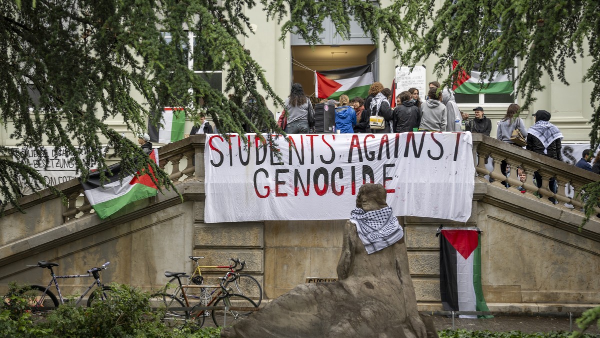 Studierende besetzen das Bernoullianum (Departementsgebaeude der Universitaet) in Basel, am Mittwoch, 15. Mai 2024. Sie fordern einen Waffenstillstand in Gaza und rufen dazu auf, die Hochschule solle  ...