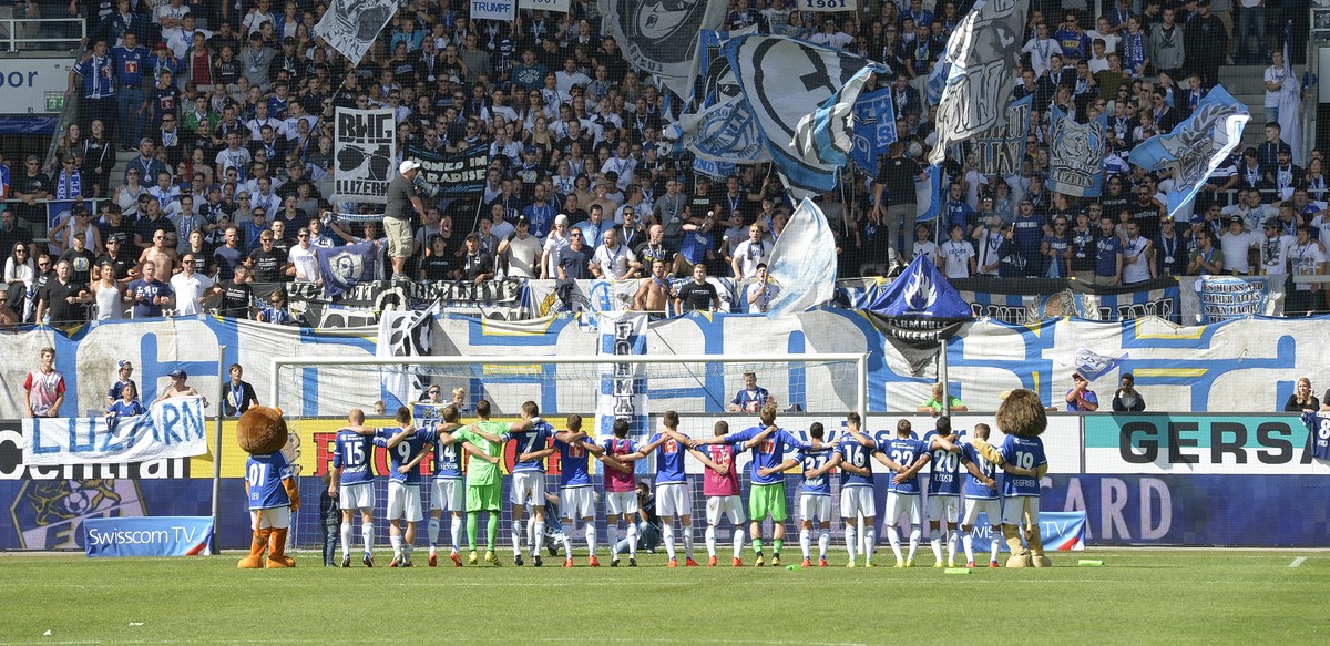21.08.2016; Luzern; Fussball Super League - FC Luzern - FC Thun;Die Spieler von Luzern jubeln mit den Fans(Martin Meienberger/freshfocus)