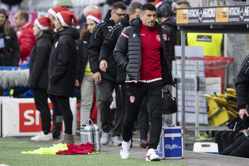 Thuns verletzter Dennis Hediger erscheint im Fussball Meisterschaftsspiel der Super League zwischen dem FC Thun und dem FC St. Gallen, am Sonntag, 8. Dezember 2019, in der Stockhorn Arena. (KEYSTONE/P ...