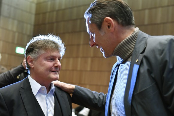 FCZ Praesident Ancillo Canepa, links, und GC Praesident Stephan Anliker, rechts, verfolgen die Abstimmung um das Fussball-Stadion im Restaurant Metropol in Zuerich am Sonntag, 25. November 2018. (KEYS ...