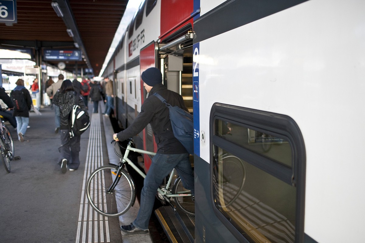 A man steps out of an InterCity train of the Swiss Federal Railways SBB in Biel, Switzerland, with his bike, on November 27, 2009. (KEYSTONE/Gaetan Bally) 

Ein Mann verlaesst am 27. November 2009 im  ...