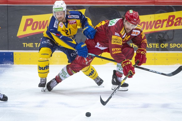 Tigers, Claudio Cadonau, rechts, kaempft um den Puck, gegen Davos, Mattias Tedendby, links, waehrend dem Meisterschaftsspiel der National League, zwischen den SCL Tigers und dem HC Davos, am Dienstag  ...