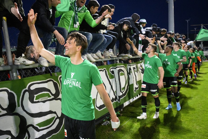 Le milieu st-gallois Lukas Goertler, gauche, et ses coequipiers celebrent la victoir avec leurs fans a la fin de la demi-finale de la Coupe de Suisse de football entre le club de Challenge League Yver ...