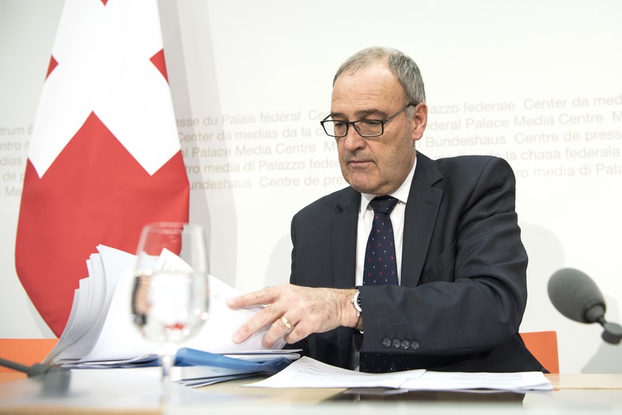 Bundesrat Guy Parmelin spricht an einer Medienkonferenz zur Erneuerung der Mittel zum Schutz des Luftraums, am Mittwoch, 8. November 2017, in Bern. (KEYSTONE/Peter Schneider)