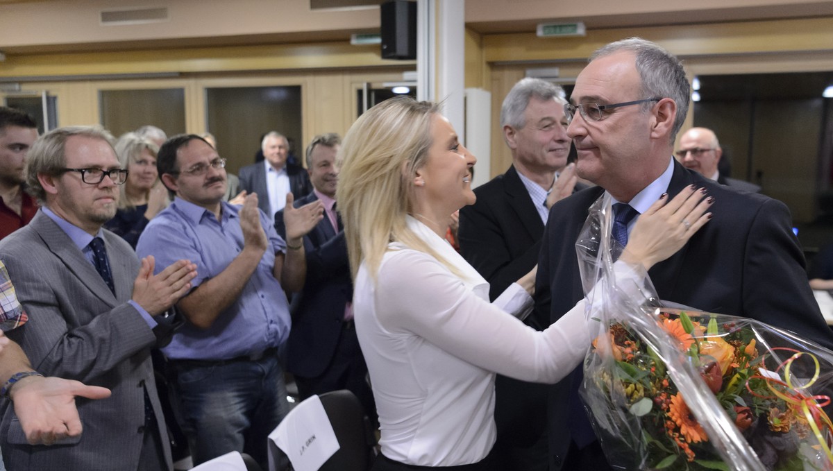 Guy Parmelin, droite, conseiller national et candidat au conseil federal, est embrasse par la conseillere nationale genevoise Celine Amaudruz, centre, lors de l'assemblee des delegues de l'U ...