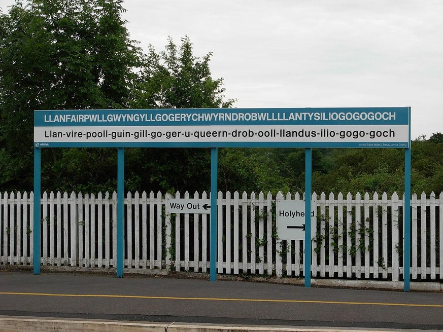 Der längste Ortsname Europas, Llanfairpwllgwyngyllgogerychwyrndrobwllllantysiliogogogoch
Von Raphael Frey - Eigenes Werk, CC BY-SA 3.0, https://commons.wikimedia.org/w/index.php?curid=11409833