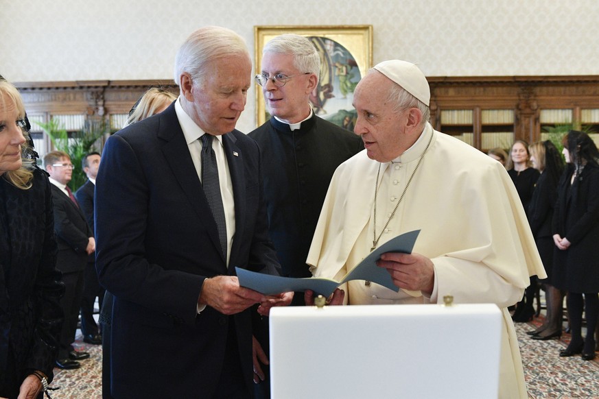 epa09552081 A handout picture provided by the Vatican Media Press Office shows Pope Francis (R) giving audience to US President Joe Biden (2-L) accompanied by his wife, Jill Biden (L) and entourage, a ...